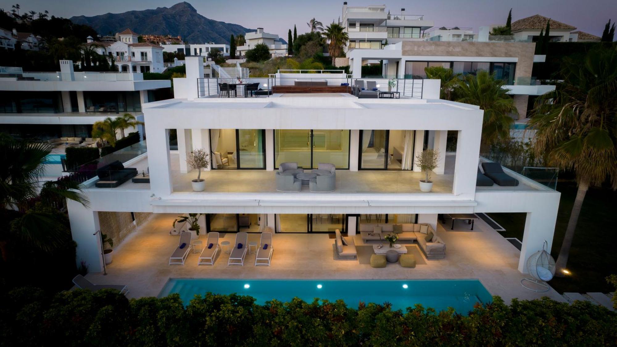 Vacation I Jomo, New Built Villa, Rooftop Jacuzzi, Heated Pool Marbella