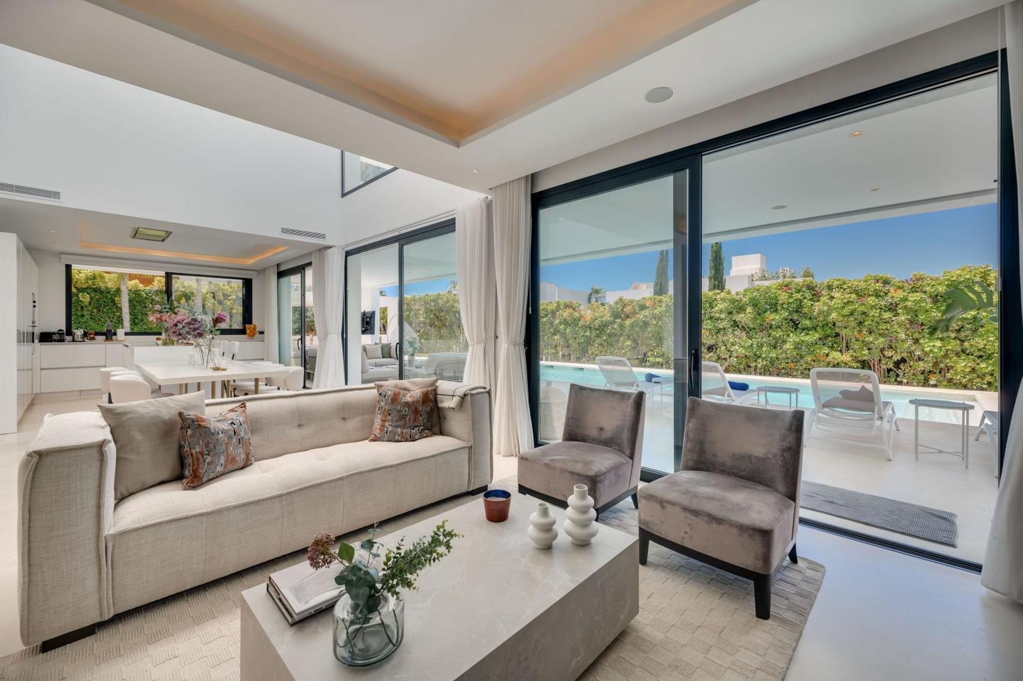 Vacation I Jomo, New Built Villa, Rooftop Jacuzzi, Heated Pool Villa