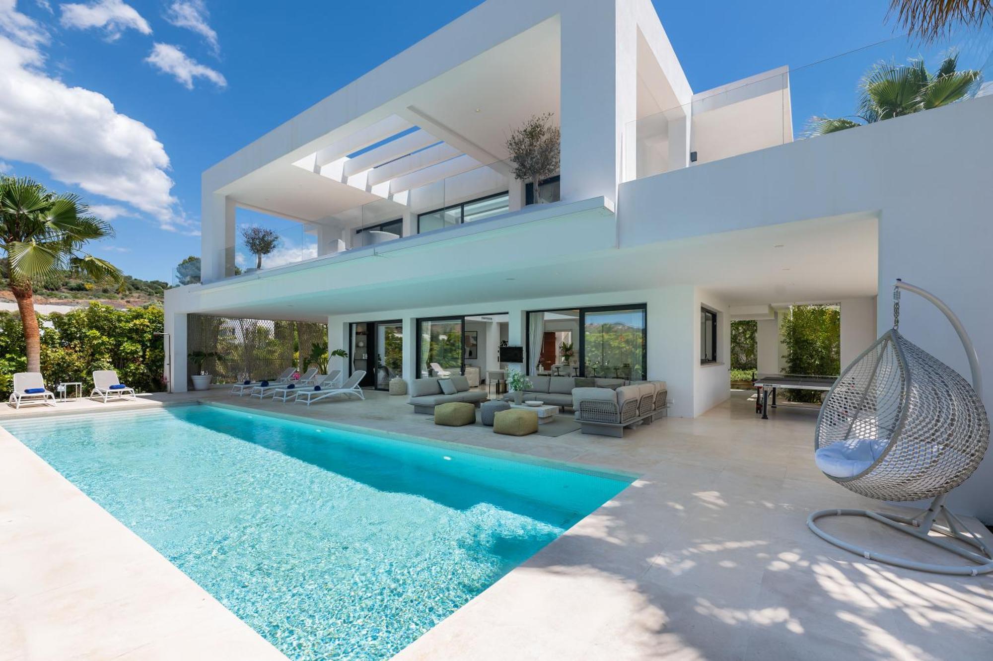 Vacation I Jomo, New Built Villa, Rooftop Jacuzzi, Heated Pool