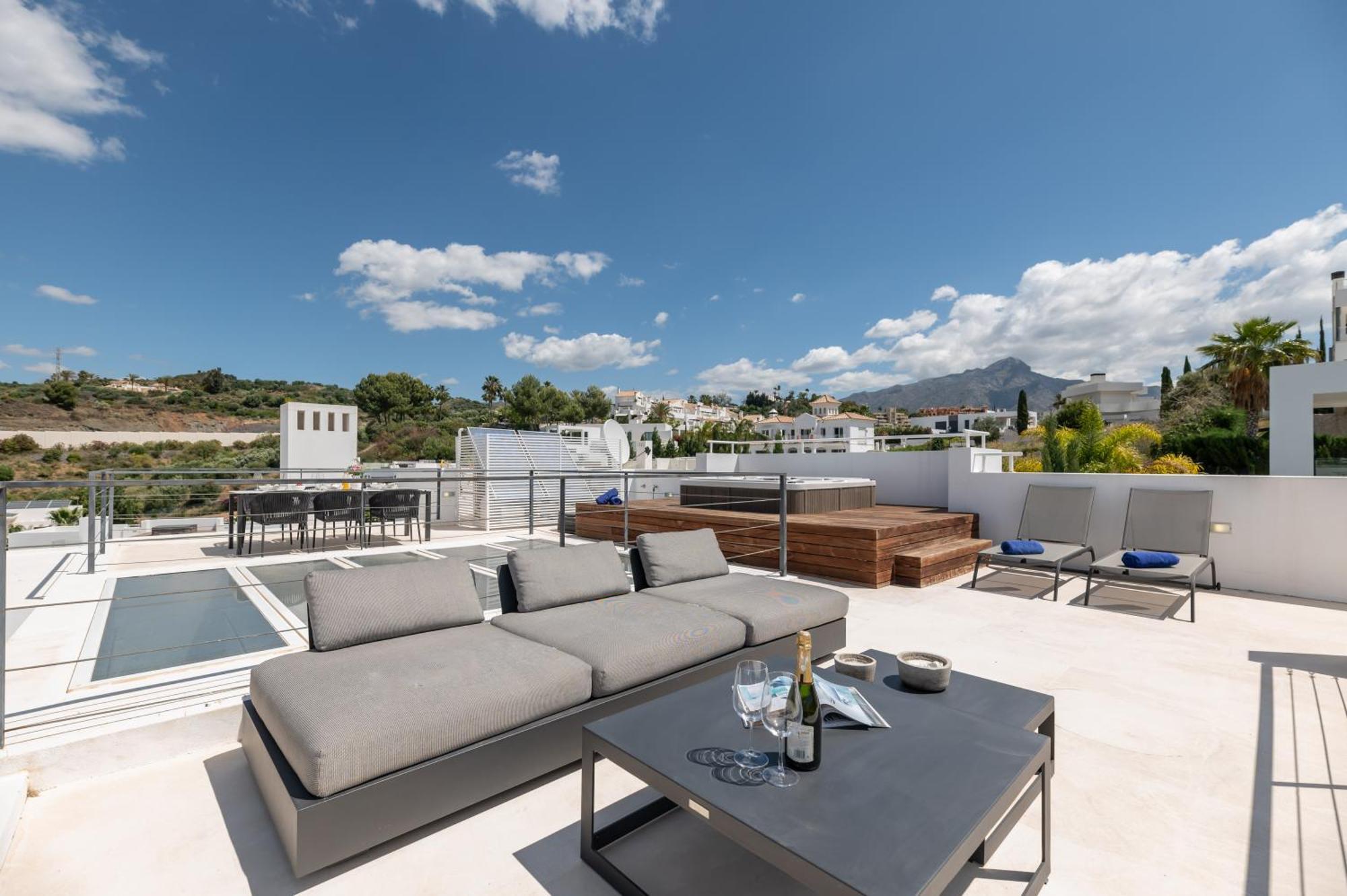 Vacation I Jomo, New Built Villa, Rooftop Jacuzzi, Heated Pool Villa Marbella