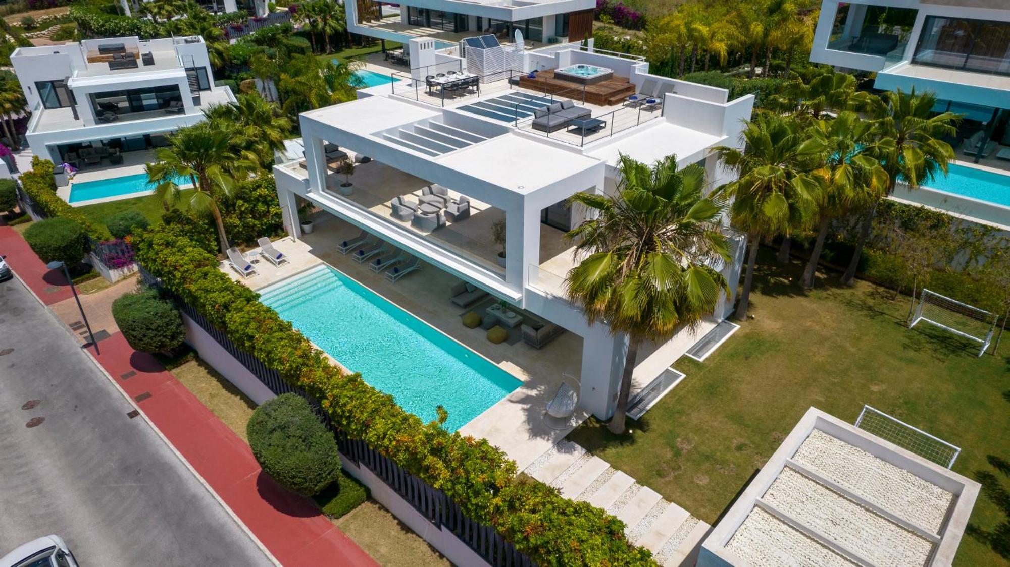 Vacation I Jomo, New Built Villa, Rooftop Jacuzzi, Heated Pool Villa Marbella