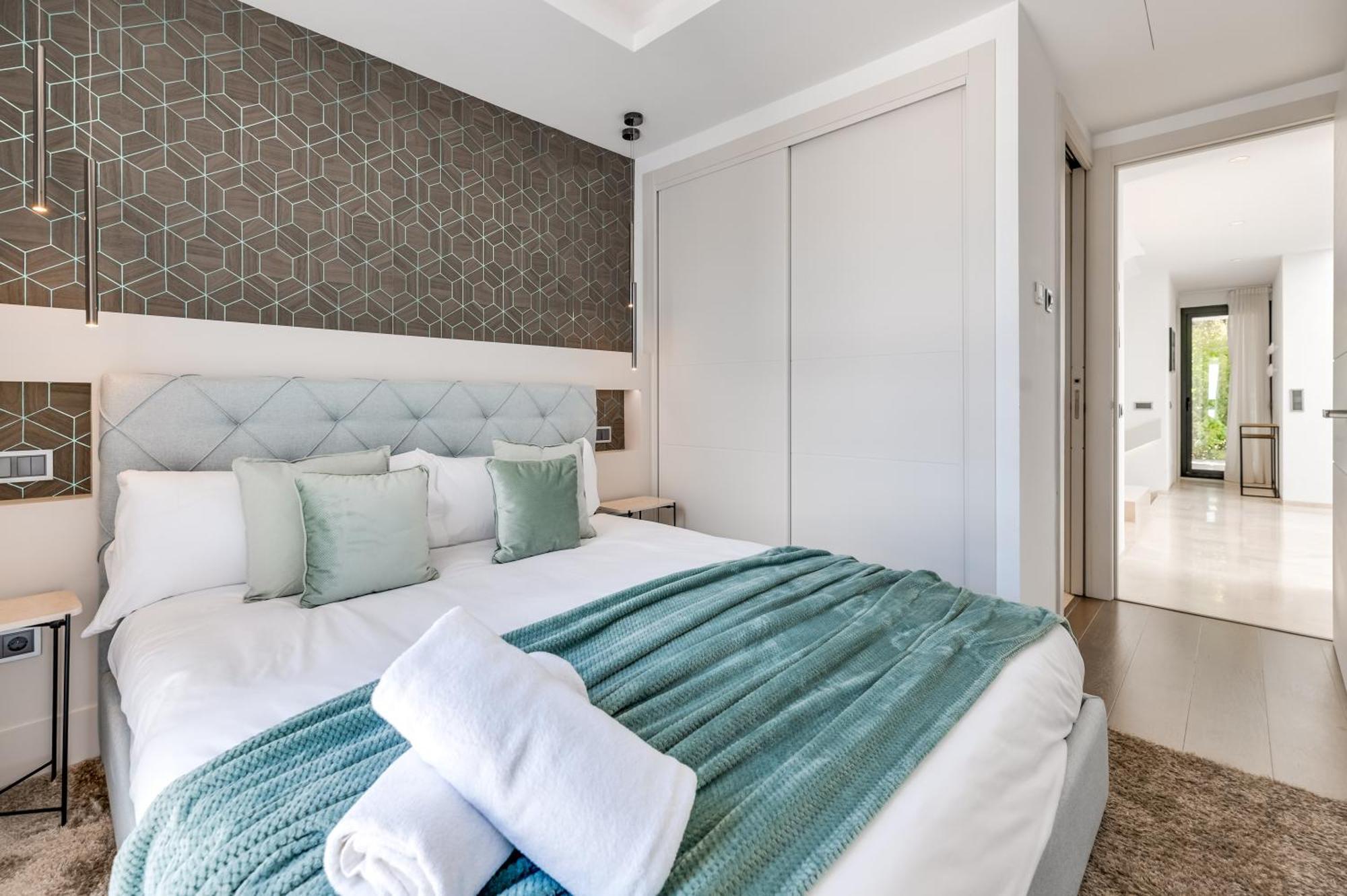 Vacation I Jomo, New Built Villa, Rooftop Jacuzzi, Heated Pool Marbella