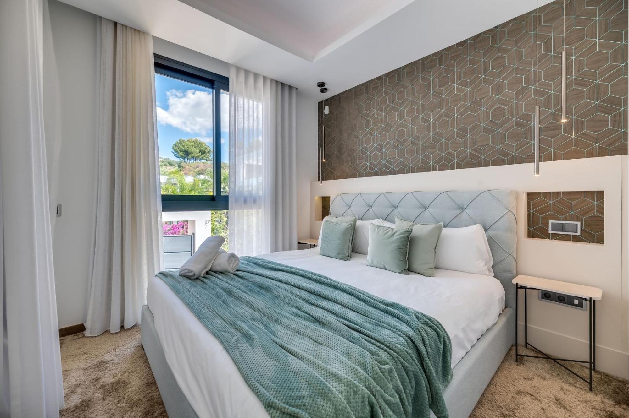 Villa Vacation I Jomo, New Built Villa, Rooftop Jacuzzi, Heated Pool Marbella