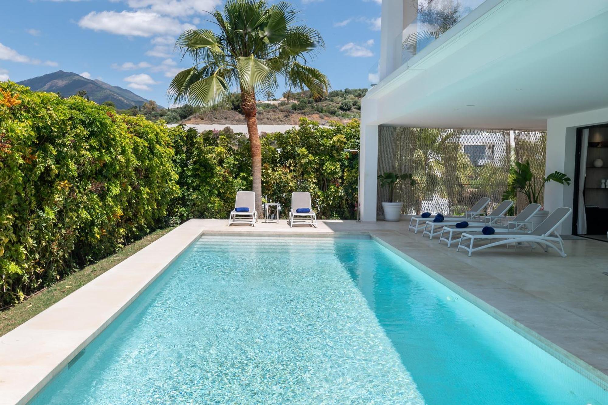 Vacation I Jomo, New Built Villa, Rooftop Jacuzzi, Heated Pool *