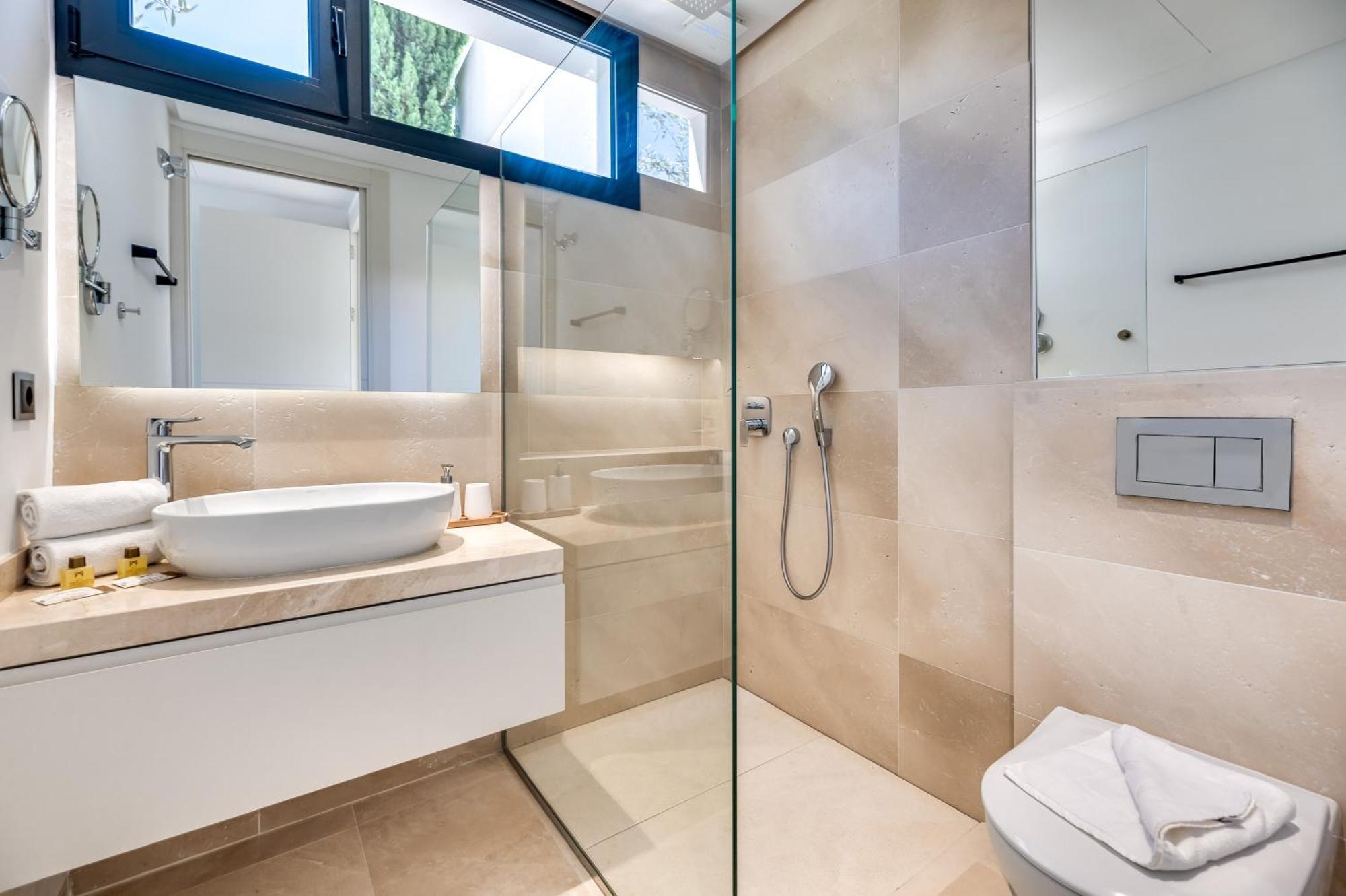 Villa Vacation I Jomo, New Built Villa, Rooftop Jacuzzi, Heated Pool