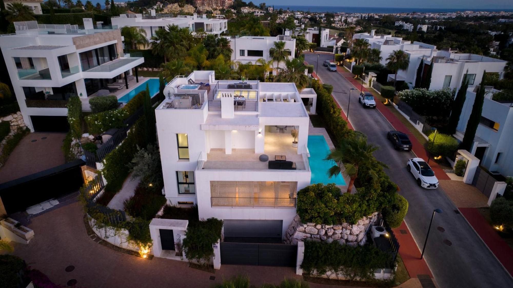 Vacation I Jomo, New Built Villa, Rooftop Jacuzzi, Heated Pool Villa Marbella