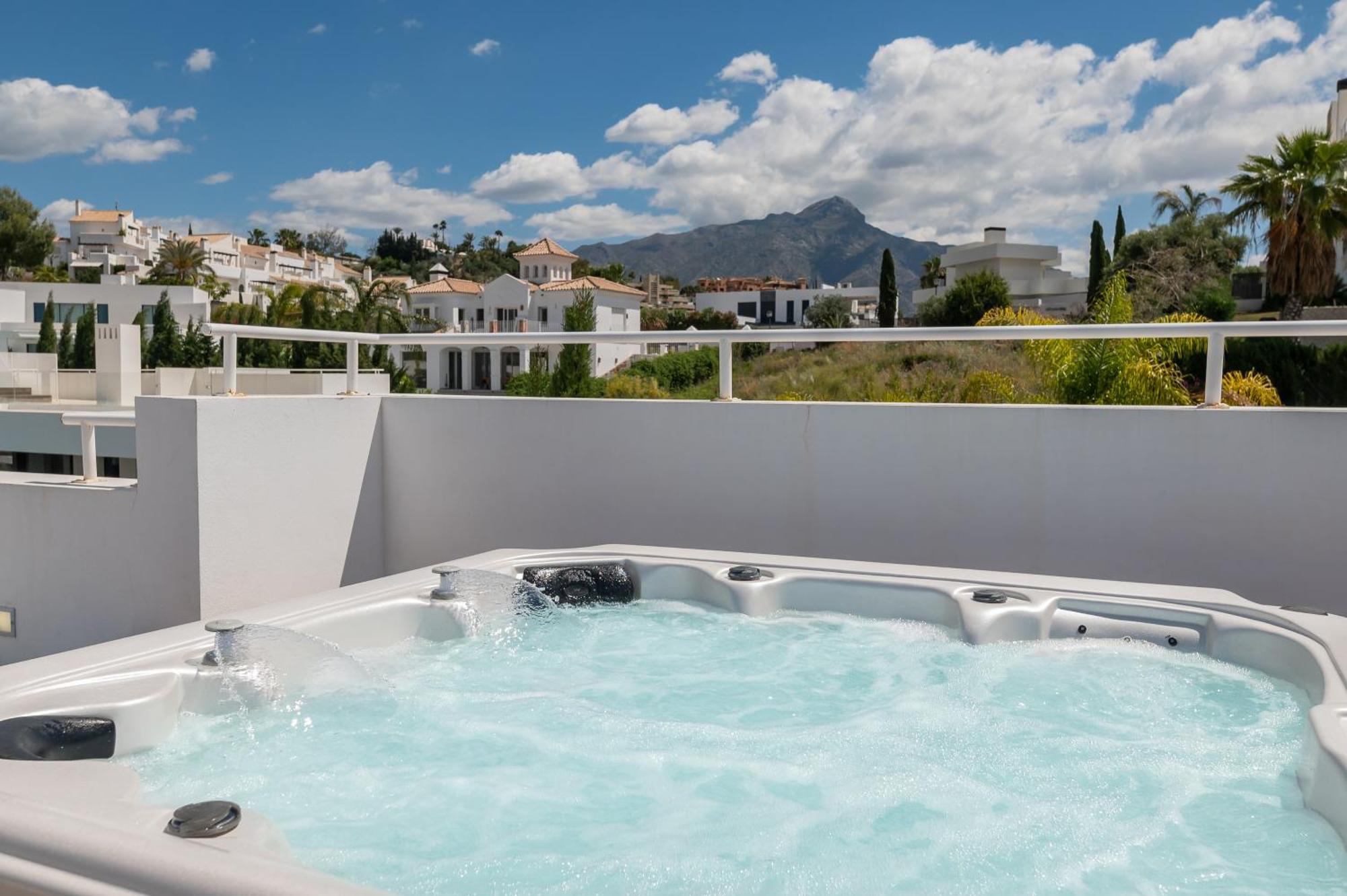 Vacation I Jomo, New Built Villa, Rooftop Jacuzzi, Heated Pool Villa Marbella