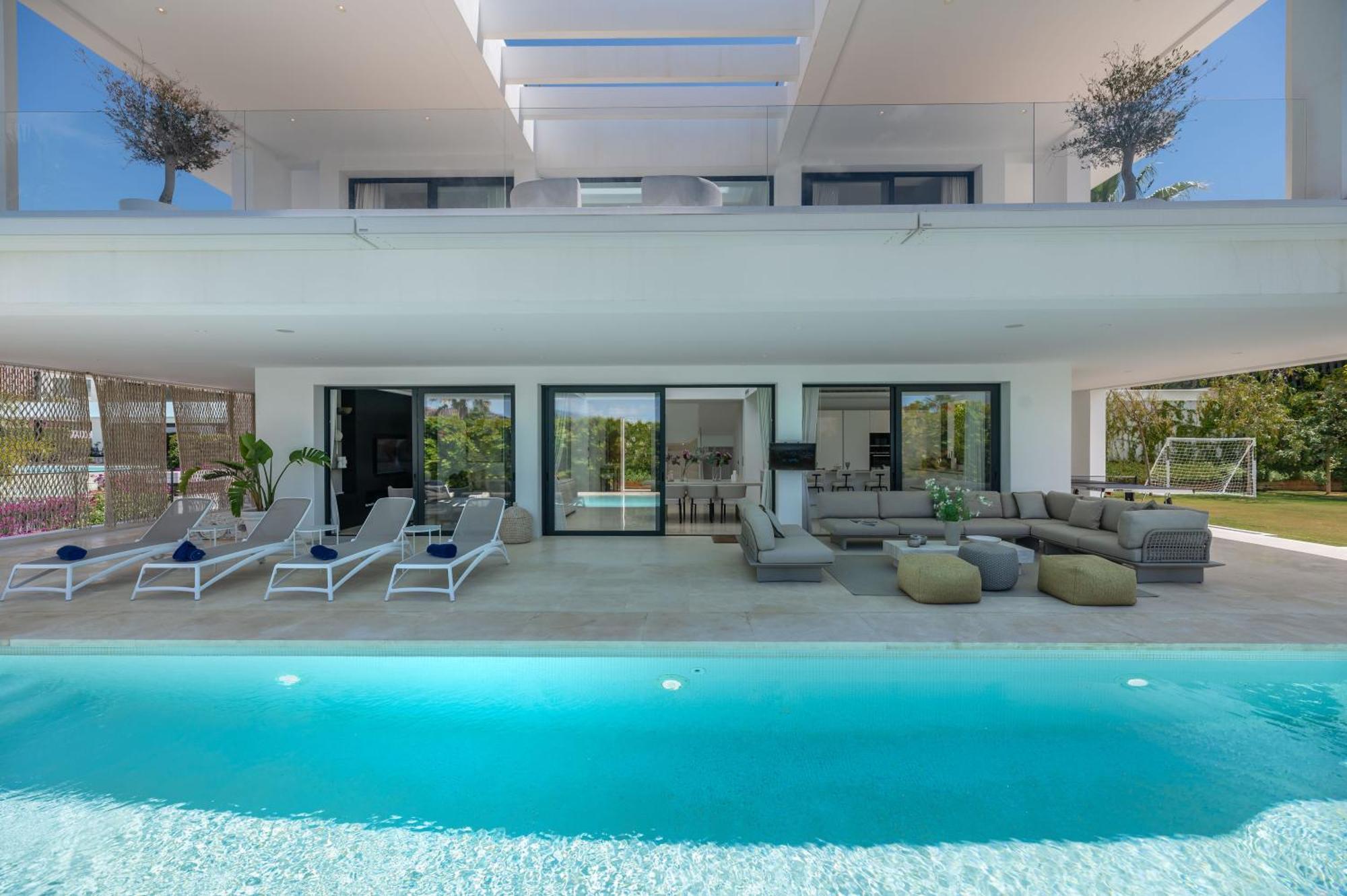 Villa Vacation I Jomo, New Built Villa, Rooftop Jacuzzi, Heated Pool