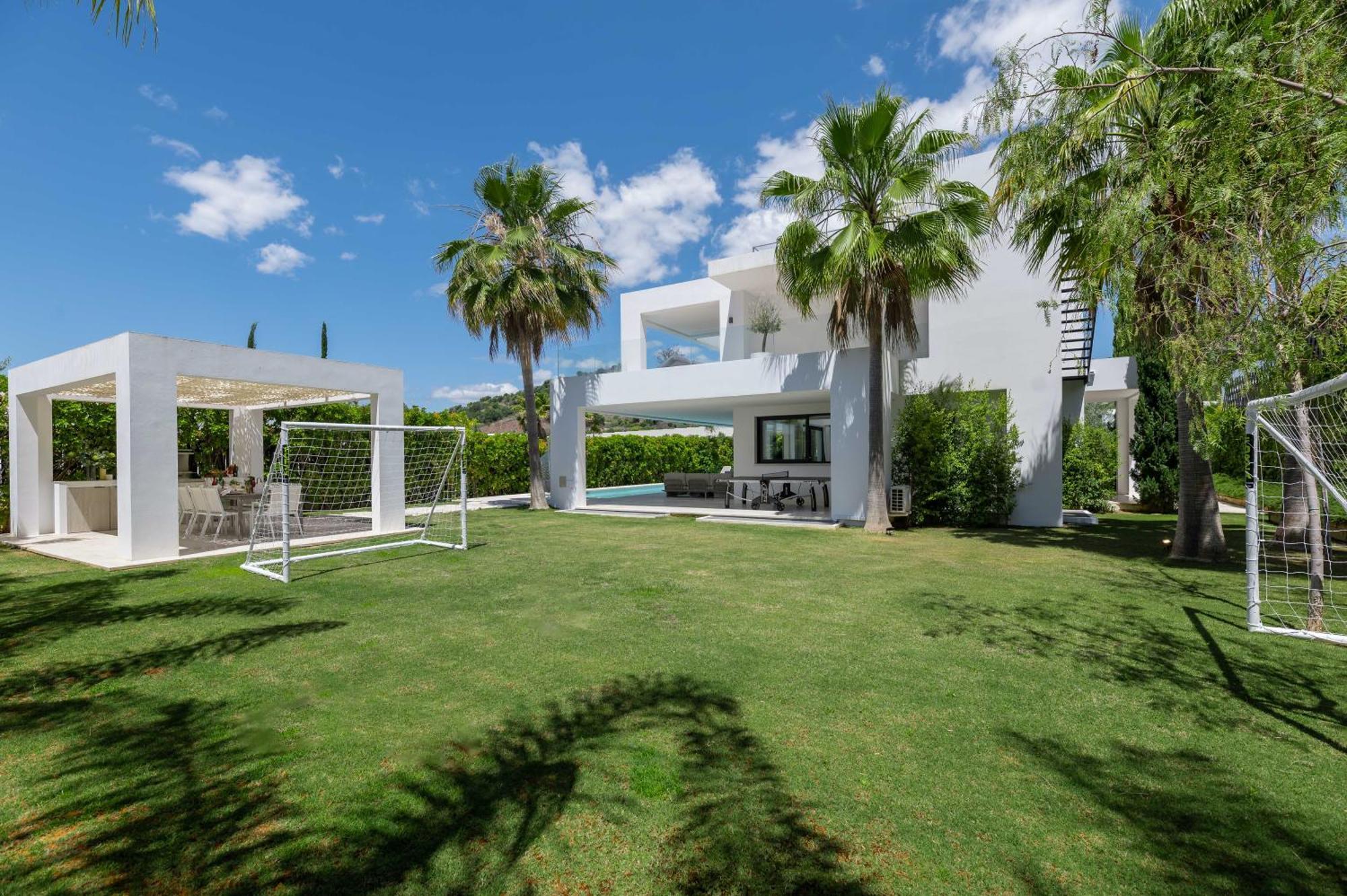 Vacation I Jomo, New Built Villa, Rooftop Jacuzzi, Heated Pool