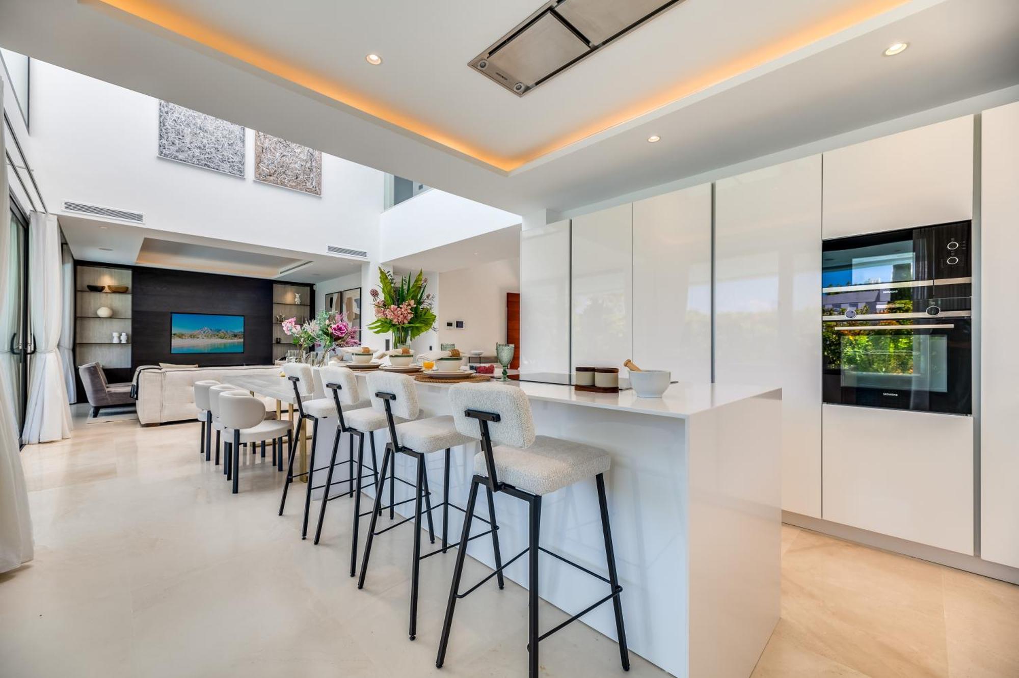 Vacation I Jomo, New Built Villa, Rooftop Jacuzzi, Heated Pool * Marbella