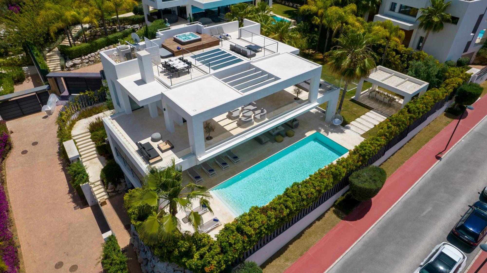 Villa Vacation I Jomo, New Built Villa, Rooftop Jacuzzi, Heated Pool Marbella
